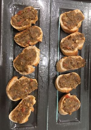 Una foto de Bruschetas con pasta de aceitunas
