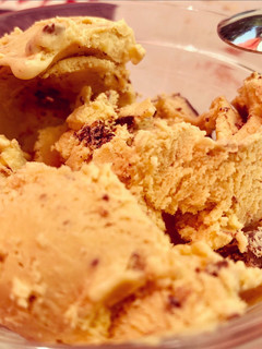 Una foto de Helado casero de plátano y chocolate sin lactosa 🍌🍫