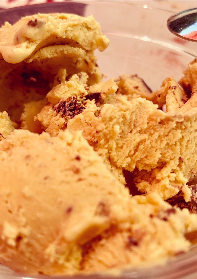 Una foto de Helado casero de plátano y chocolate sin lactosa 🍌🍫