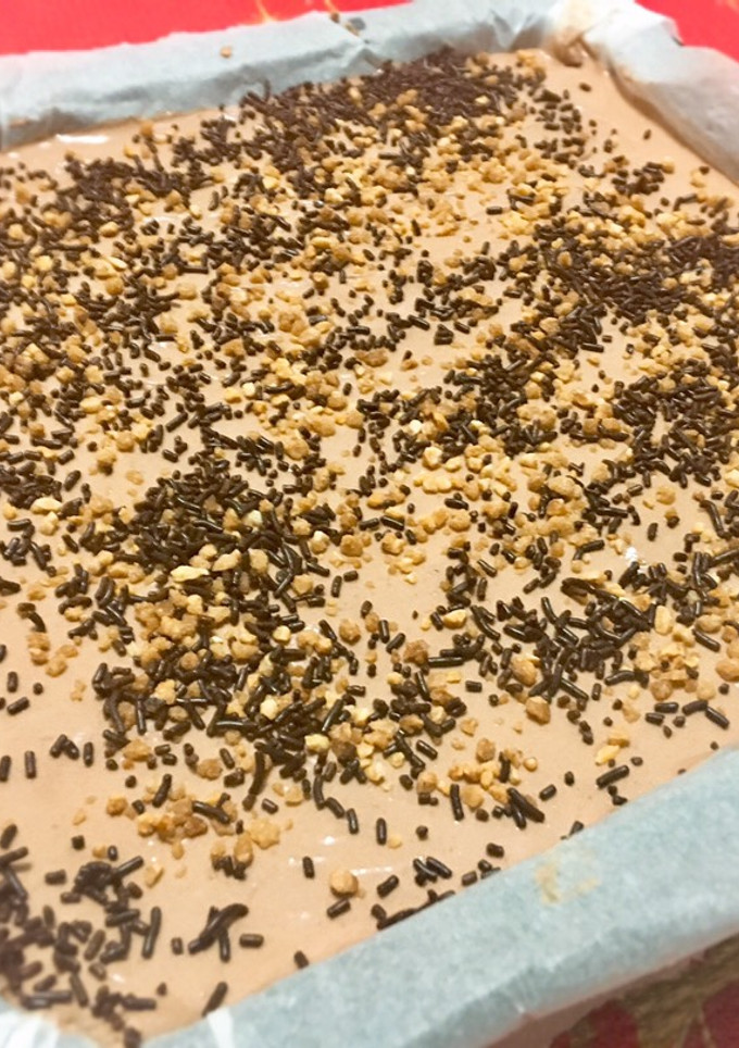 Una foto de Tarta fácil de chocolate cremoso y sobaos sin horno