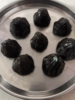 ચોકલેટ બિસ્કીટ મોદક(Chocolate Biscuit Modak Recipe In Gujarati) રેસીપી મુખ્ય ફોટો