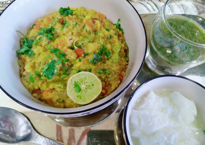 Simple Way to Make Quick Vegetable Dalia