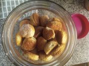 Una foto de scones con margarina