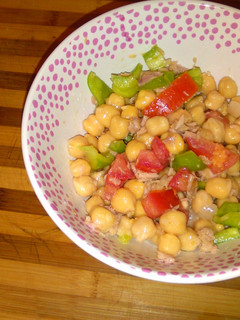 Una foto de Ensalada de garbanzos
