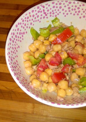 Una foto de Ensalada de garbanzos