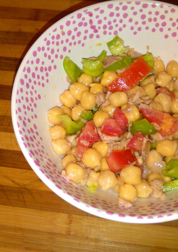 Una foto de Ensalada de garbanzos