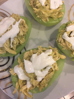 Una foto de Chayotes rellenos de pollo en salsa verde