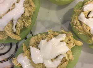 Una foto de Chayotes rellenos de pollo en salsa verde