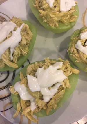 Una foto de Chayotes rellenos de pollo en salsa verde