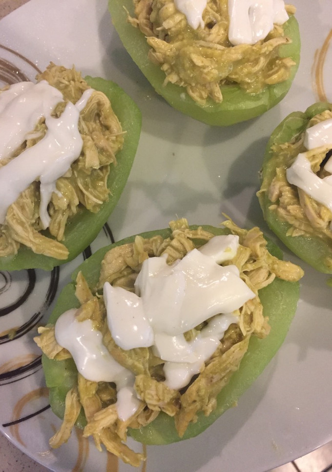 Una foto de Chayotes rellenos de pollo en salsa verde