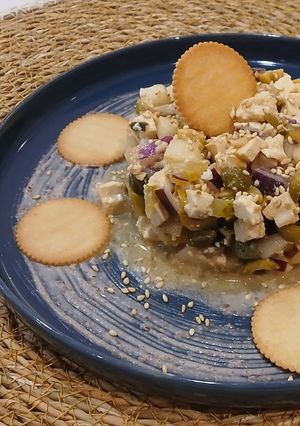 Una foto de Tartar de tofu, daikon y encurtidos