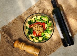 Una foto de 🌱🥗 Ensalada de espinaca, tomate cherry, queso y nuez 🥗🌱