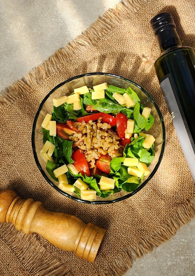 Una foto de 🌱🥗 Ensalada de espinaca, tomate cherry, queso y nuez 🥗🌱
