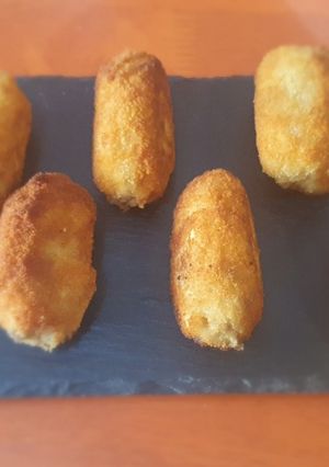 Una foto de Croquetas de boletus y tomate seco