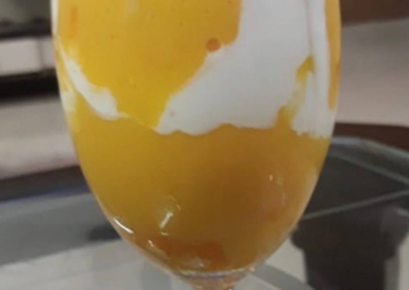 Mango smoothie with cream