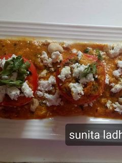 लजीज भरवांँ टमाटर (Lazeez Bharwan Tamatar Recipe in Hindi) रेसिपी मुख्य फोटो