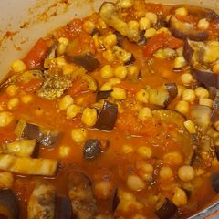 A picture of Vegan lebanese stew with aubergine, chickpeas and mint.