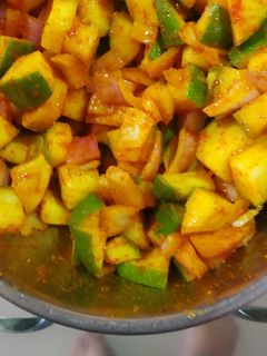 કાચી કેરી અને ડુંગળી નું સલાડ (Kachi Keri Dungri Salad Recipe In Gujarati) રેસીપી મુખ્ય ફોટો