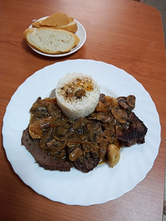 Una foto de Filetes de ternera con champiñones al horno y arroz blanco