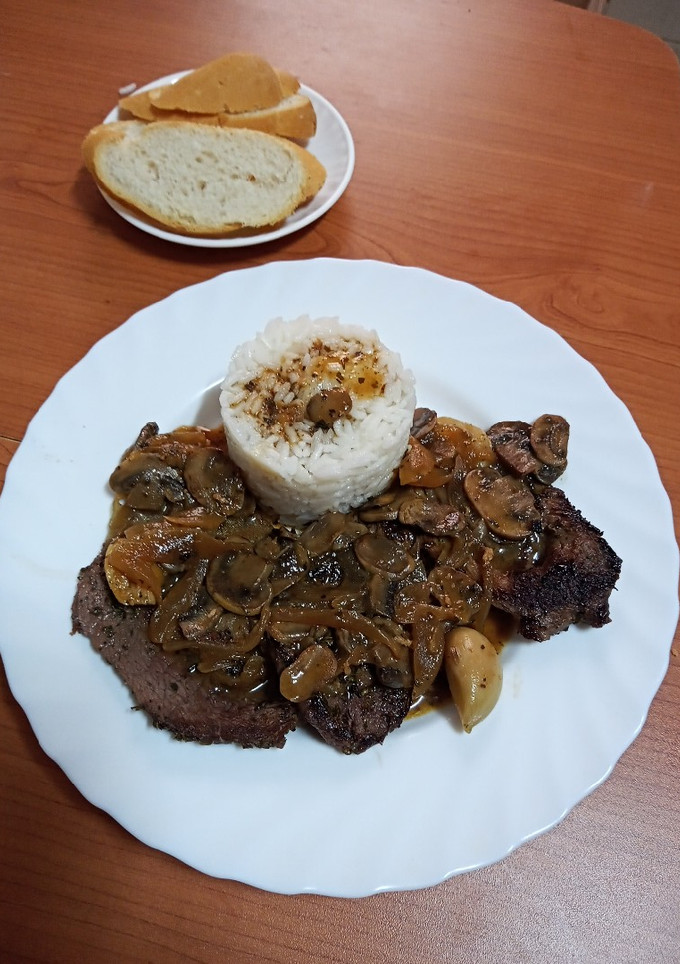 Una foto de Filetes de ternera con champiñones al horno y arroz blanco