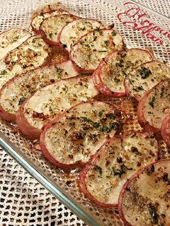 Una foto de Patatas rojas laminadas al horno, con ajos y perejil