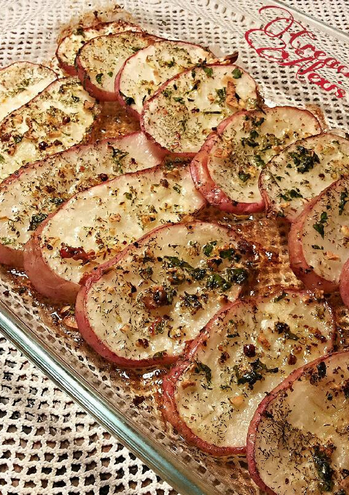Una foto de Patatas rojas laminadas al horno, con ajos y perejil