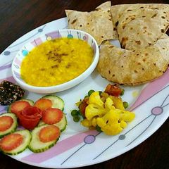 A picture of Lunch plater.
