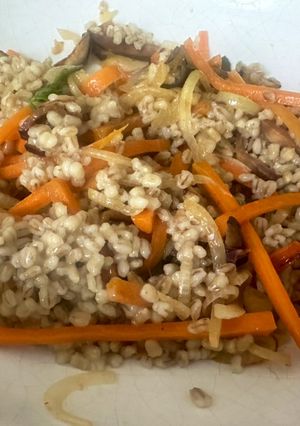 Una foto de Cebada con verduras asadas
