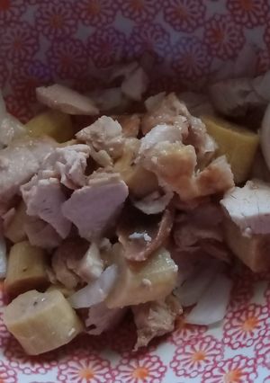 Una foto de Escabeche de guineos y pollo