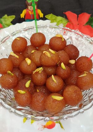 A picture of Gulab jamun.