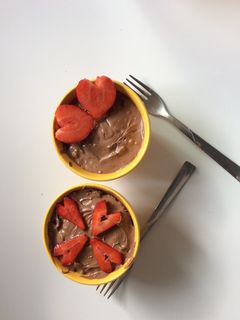 Una foto de Mug cake de nutella con fresas