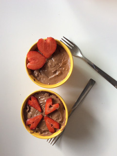 Una foto de Mug cake de nutella con fresas