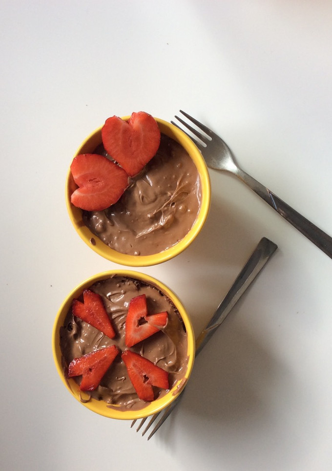 Una foto de Mug cake de nutella con fresas