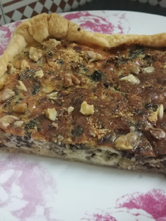 Una foto de Quiche hojaldrado de morcilla, manzana y nueces🍎🧀🍏
