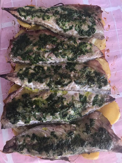 Una foto de Caballa al horno con papas y pimientos