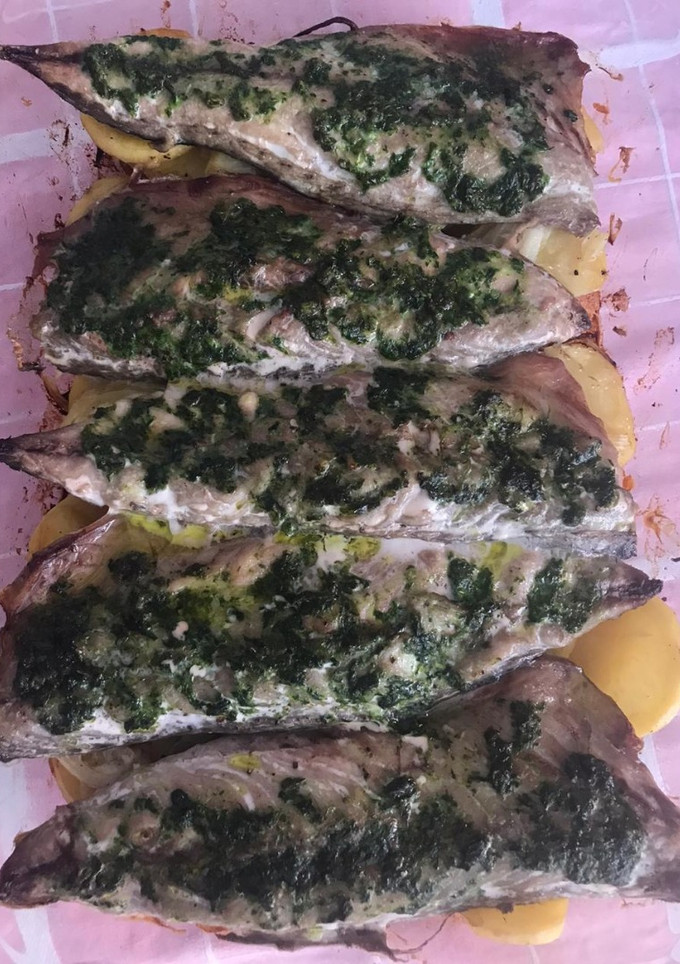 Una foto de Caballa al horno con papas y pimientos