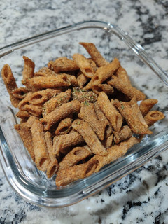 Una foto de Macarrones crackers (un snack delicioso)