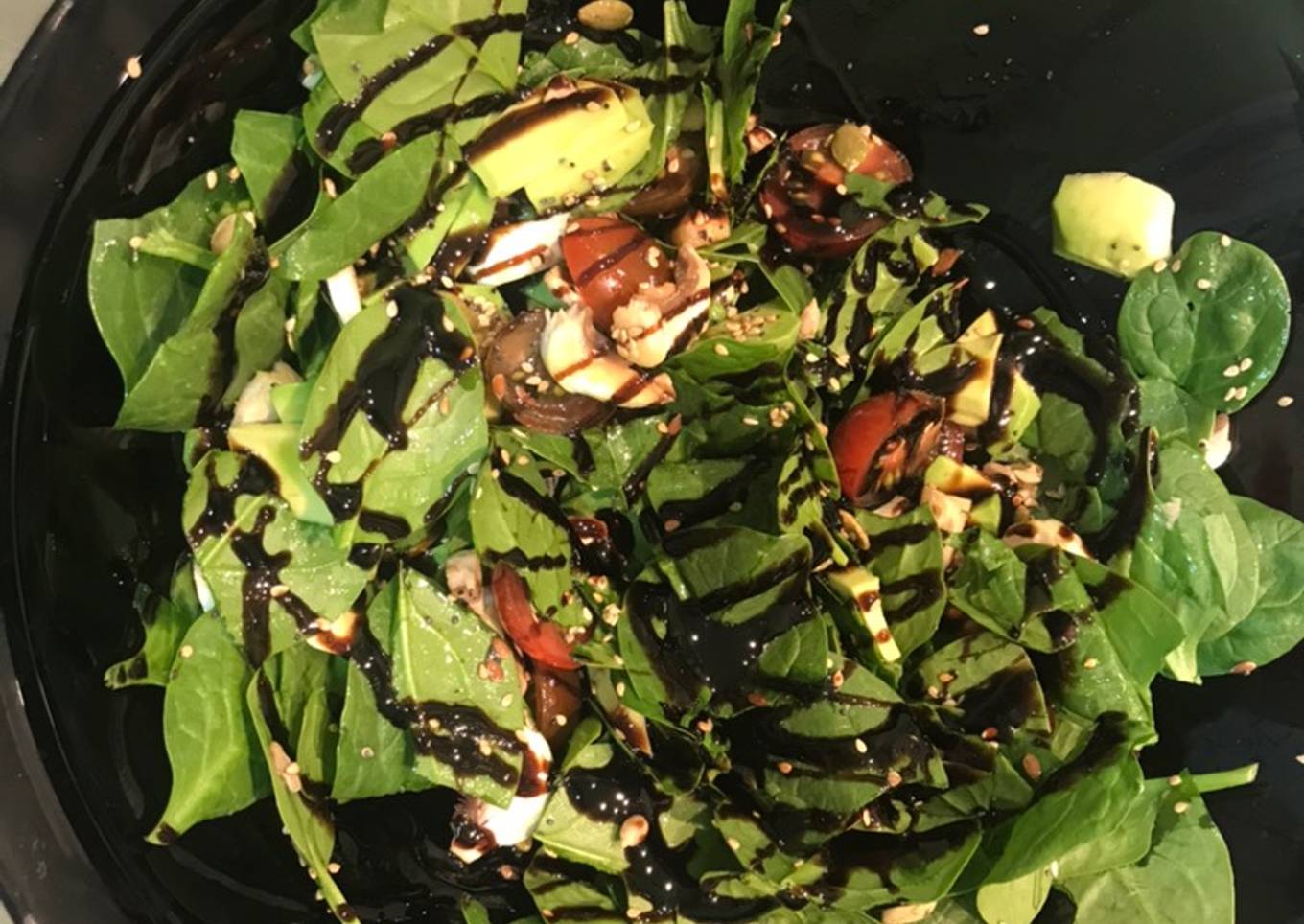 Ensalada de espinacas con champiñones aguacate y cherrys