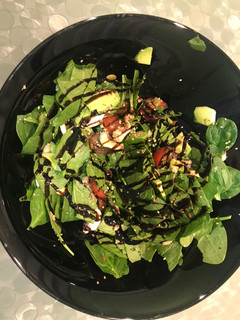Una foto de Ensalada de espinacas con champiñones aguacate y cherrys