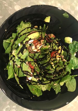 Una foto de Ensalada de espinacas con champiñones aguacate y cherrys