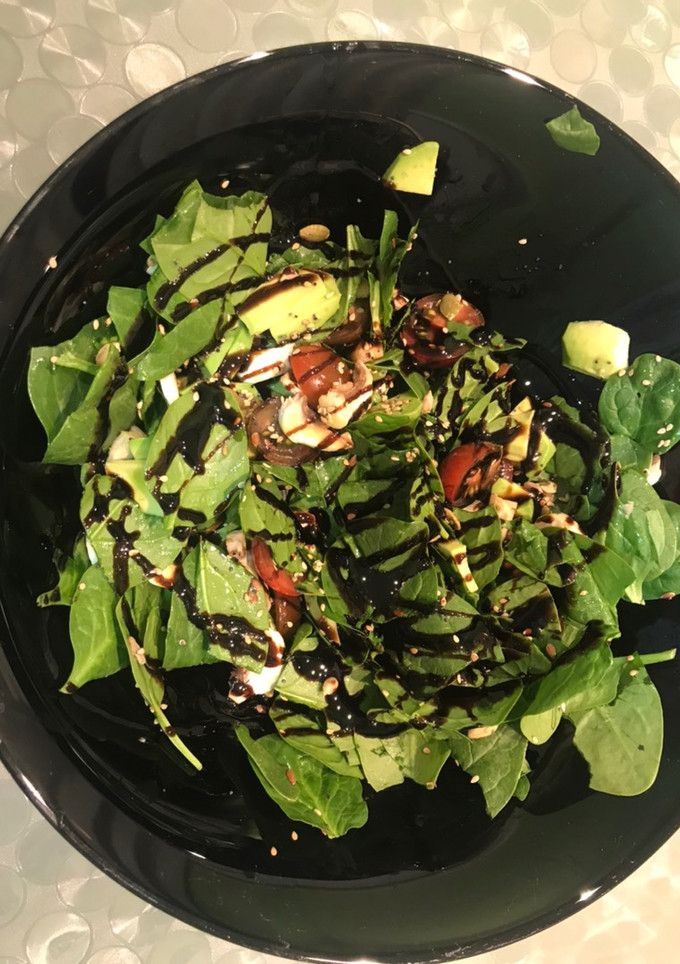 Una foto de Ensalada de espinacas con champiñones aguacate y cherrys