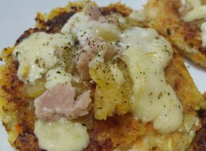 Una foto de Pizzas hawaianas con base de coliflor, zanahoria y papa🍍🧀🍕🥔🥙🥕🧀