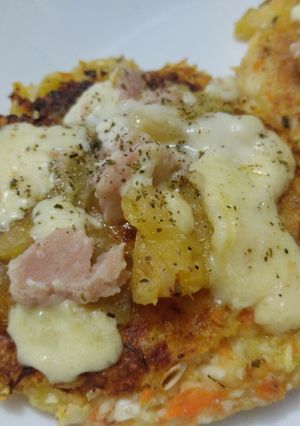 Una foto de Pizzas hawaianas con base de coliflor, zanahoria y papa🍍🧀🍕🥔🥙🥕🧀