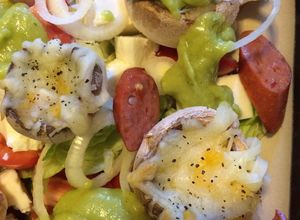 Una foto de Ensalada de hongos rellenos
