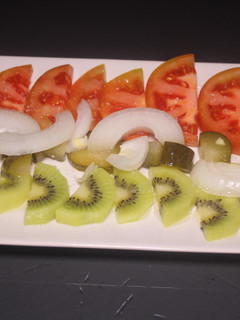 Una foto de Ensalada de kiwi y tomate