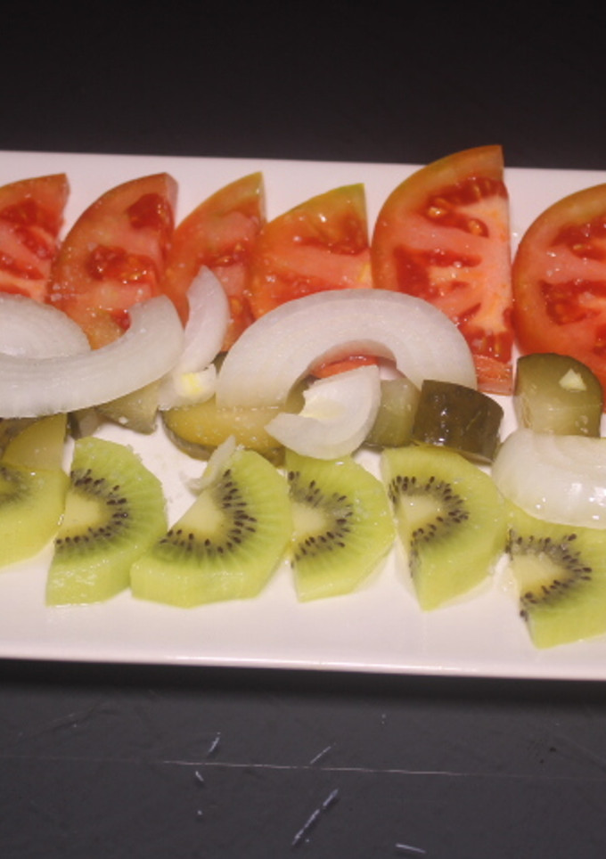 Una foto de Ensalada de kiwi y tomate