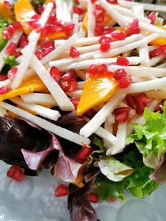 Una foto de Ensalada de lechuga y jícama con mango y granada