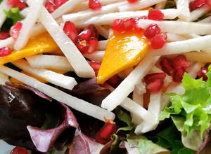 Una foto de Ensalada de lechuga y jícama con mango y granada