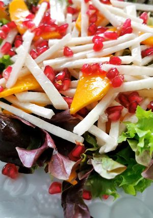 Una foto de Ensalada de lechuga y jícama con mango y granada