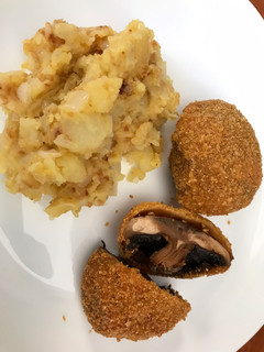 Una foto de Portobello con puré a la mostaza